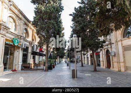 Baku, Aserbaidschan - 6. April 2020. Die verlassene Straße Mammadamin Rasulzada in Baku nach den Quarantänemaßnahmen, die zur Verhinderung der Verbreitung von Waffen eingeführt wurden Stockfoto