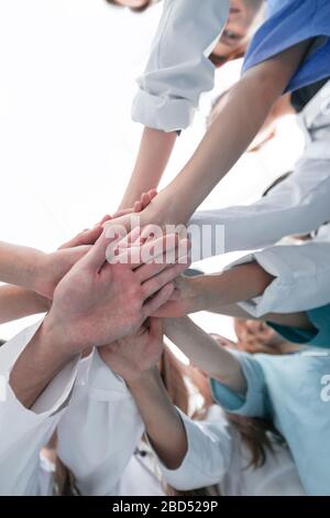 Bottom View: Gruppe verschiedener Ärzte, die ihre Einheit zeigen Stockfoto