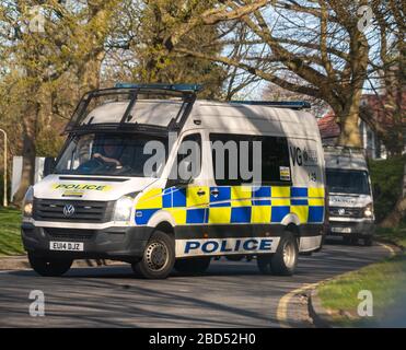 Brentwood Essex, Großbritannien. April 2020. Ein Konvoi mit Polizeifahrzeugen aus Essex kommt am Brentwood Community Hospital an. Es gab zwei unmarkierte LKWs mitten im Konvoi unbestätigten Social-Media-Berichten zufolge wird er zu einem koviden und lebensenden Facility Credit umgebaut: Ian Davidson/Alamy Live News Stockfoto