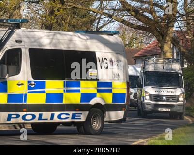 Brentwood Essex, Großbritannien. April 2020. Ein Konvoi mit Polizeifahrzeugen aus Essex kommt am Brentwood Community Hospital an. Es gab zwei unmarkierte LKWs mitten im Konvoi unbestätigten Social-Media-Berichten zufolge wird er zu einem koviden und lebensenden Facility Credit umgebaut: Ian Davidson/Alamy Live News Stockfoto