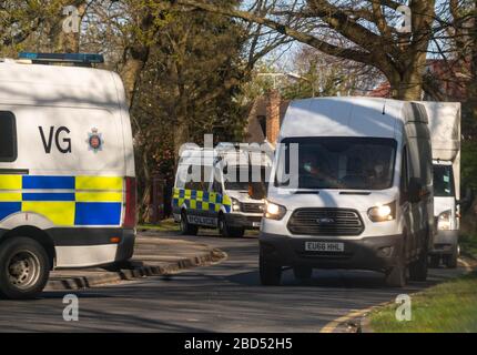 Brentwood Essex, Großbritannien. April 2020. Ein Konvoi mit Polizeifahrzeugen aus Essex kommt am Brentwood Community Hospital an. In der Mitte des Konvois befanden sich zwei nicht gekennzeichnete Lastwagen, die offenbar von Soldaten angetrieben wurden. Unbestätigte Social-Media-Berichte deuten darauf hin, dass sie in eine kovide und lebenslange Einrichtung umgewandelt wird: Ian Davidson/Alamy Live News Stockfoto