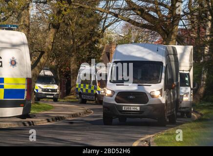 Brentwood Essex, Großbritannien. April 2020. Ein Konvoi mit Polizeifahrzeugen aus Essex kommt am Brentwood Community Hospital an. Es gab zwei unmarkierte LKWs mitten im Konvoi, der scheinbar von Soldaten gefahren wird unbestätigte Berichte der sozialen Medien deuten darauf hin, dass er zu einem Bündnisschutz und einer Rettungseinrichtung für das Ende des Lebens umgebaut wird Credit: Ian Davidson/Alamy Live News Stockfoto