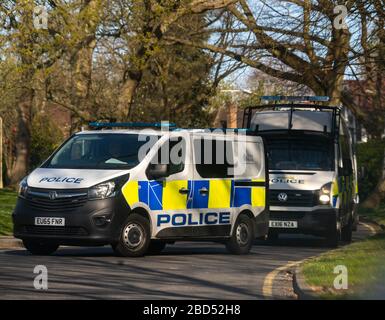 Brentwood Essex, Großbritannien. April 2020. Ein Konvoi mit Polizeifahrzeugen aus Essex kommt am Brentwood Community Hospital an. Es gab zwei unmarkierte LKWs mitten im Konvoi unbestätigten Social-Media-Berichten zufolge wird er zu einem koviden und lebensenden Facility Credit umgebaut: Ian Davidson/Alamy Live News Stockfoto