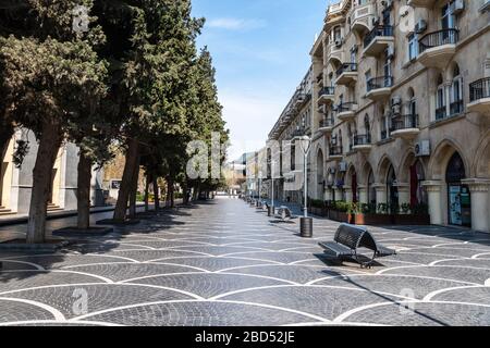 Baku, Aserbaidschan - 6. April 2020. Die verlassene Nizami-Straße in Baku infolge von Quarantänemaßnahmen zur Verhinderung der Verbreitung von Coronavirus CO Stockfoto