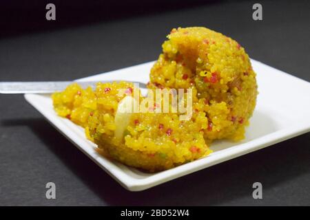 Indian Sweet Moti Choor Laddu in White Plate Top View on Black Background Nahaufnahme Foto Bild Stockfoto