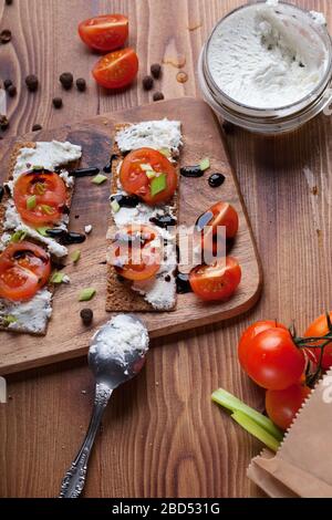 Leichtes Frühstück wird gekocht und auf dem Tisch serviert Stockfoto