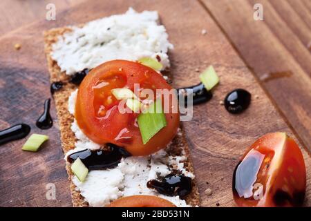 Leichter Snack mit Ziegenkäse Nahaufnahme Stockfoto