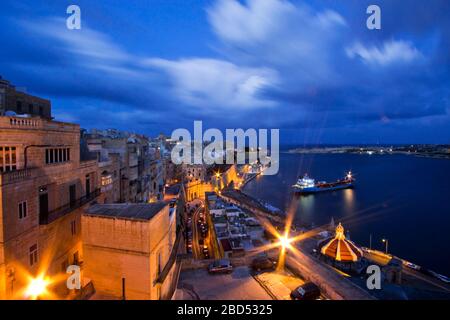 Panorama-Nachtansicht des Grand Harbour (Il-Port il-Kbir) von Valletta, Malta, von den Upper Barrakka Gardens an der St. Peter & Paul Bastion gesehen Stockfoto