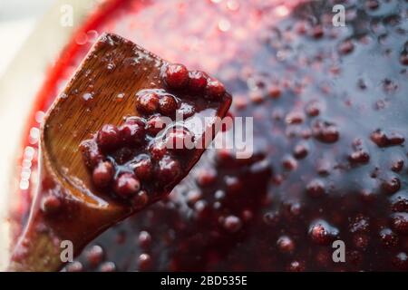 Schöne Blendung Textur Erdbeermarmelade Nahaufnahme, Lebensmittel Hintergrund, geringe Tiefe des Feldes Stockfoto