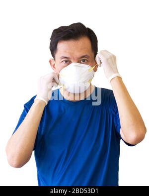 Asiatische Männer tragen medizinische Masken N95. Um Viren zu verhindern, die auf der ganzen Welt durchdringen. Isoliert Auf Weißem Hintergrund Stockfoto