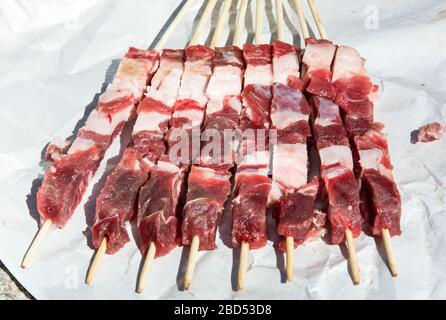 Frische, tipische Schafspieße der Abruzzen: Arrosticini. Draußen an einem sonnigen Tag Stockfoto