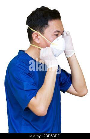 Asiatische Männer tragen medizinische Masken N95. Um Viren zu verhindern, die auf der ganzen Welt durchdringen. Isoliert Auf Weißem Hintergrund Stockfoto