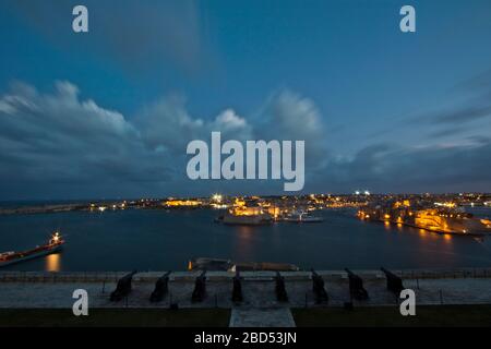 Die Salutierbatterie aus dem 16. Jahrhundert auf der unteren Ebene der St. Peter & Paul Bastion mit Blick auf Fort St. Angelo und den Grand Harbour in Valletta, Malta Stockfoto