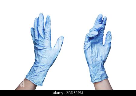 Zwei weibliche Hände in blauen medizinischen Gummihandschuhen auf weißem Hintergrund isoliert Nahaufnahme, Arzt- oder Schwesternhände in Latex-Schutzhandschuhen, Einweg Stockfoto
