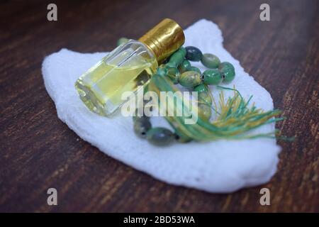 Tasbih, Namaz Cap und Attar Bottle auf dem Tisch Foto Bild Stockfoto