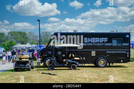 Forsyth County Sheriff Crisis Negotiation Team Truck auf der lokalen Messe Stockfoto