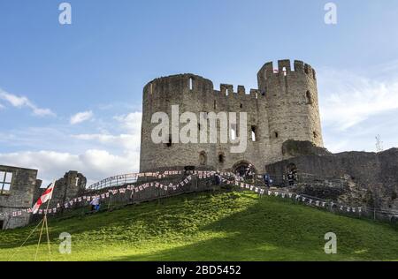 Dudley Castle dekoriert mit St. George Cross-Verpaunung in Dudley, West Midlands, Vereinigtes Königreich Stockfoto