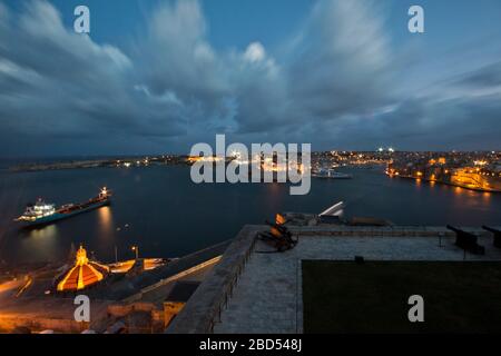 Die Salutierbatterie aus dem 16. Jahrhundert auf der unteren Ebene der St. Peter & Paul Bastion mit Blick auf Fort St. Angelo und den Grand Harbour in Valletta, Malta Stockfoto