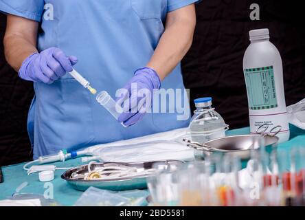 Krankenschwester Vorbereitung Medikation für die parenterale Ernährung in einem Krankenhaus, konzeptionelle Bild Stockfoto