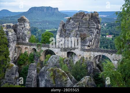 Bastai ist eine Felsformation aus sandigen Felsen mit Aussichtsplattform und der berühmten Bastai-Brücke. Sächsische Schweiz. Deutschland Stockfoto