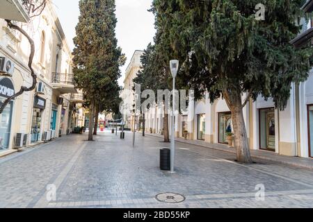 Baku, Aserbaidschan - 6. April 2020. Die verlassene Straße Mammadamin Rasulzada in Baku nach den Quarantänemaßnahmen, die zur Verhinderung der Verbreitung von Waffen eingeführt wurden Stockfoto