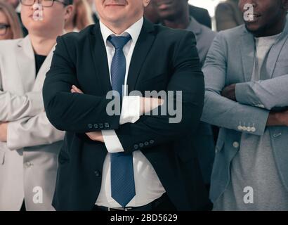 Nahaufnahme: Gruppe von Geschäftsleuten, die im Büro stehen Stockfoto