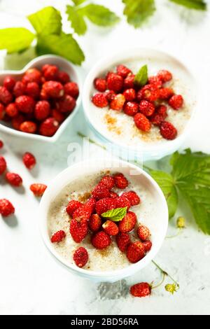 Hausgemachter Pudding mit wilder Erdbeere Stockfoto