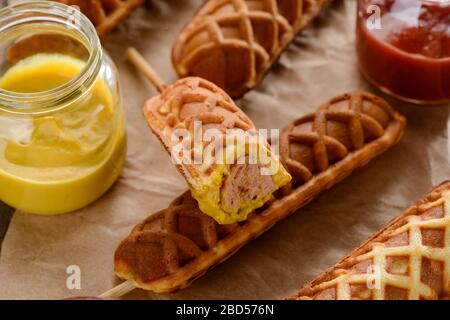 Leckere Maishunde mit verschiedenen Soßen Stockfoto