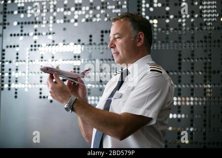 Johannesburg, Südafrika - 29. September 2014: British Airways Flugkapitän Pilot hält ein Modell Airbus A380 Flugzeug Stockfoto