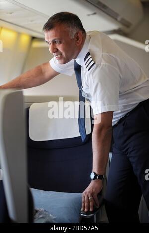 Johannesburg, Südafrika - 08. Mai 2012: British Airways Mid Aged Male Flugkapitän Pilot in einer Flugkabine Stockfoto