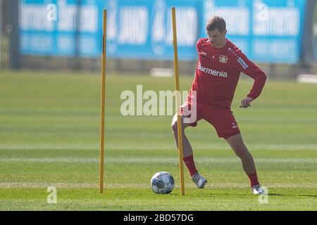 Leverkusen, Deutschland. April 2020. Leverkusens Sven Bender trainiert einzeln auf dem Trainingsgelände. Die Bundesligavereine sind während der Coronakrise weitgehend wieder auf dem Trainingsgelände - in sehr kleinen Gruppen unter strengsten offiziellen Regelungen. Credit: Marius Becker / dpa / Alamy Live News Stockfoto