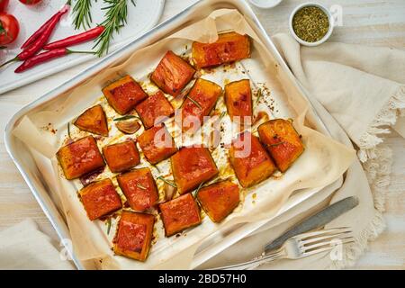 Tablett mit gerösteten Stücken süßen Kürbisses mit Honig und Gewürzen, Draufsicht Stockfoto