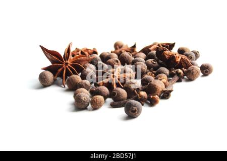 Auf weißem Hintergrund - Anis, schwarzer Pfeffer, Piment. Gesundes Essen Konzept. Hintergrund zum Einfügen von Text oder Gewürzkatalog. Ernährung Stockfoto