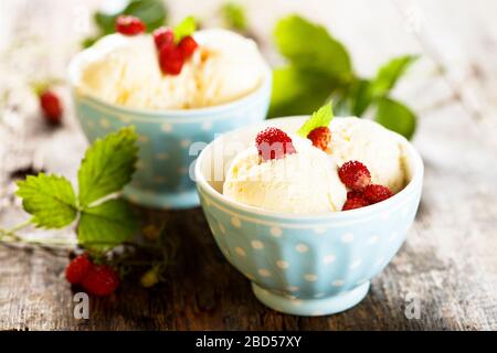 Hausgemachtes Vanilleeis mit Erdbeere Stockfoto