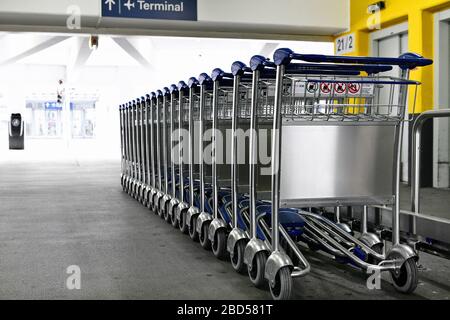 Ungenutzte Gepäckwagen am Flughafen Düsseldorf während der Corona-Krise. Stockfoto