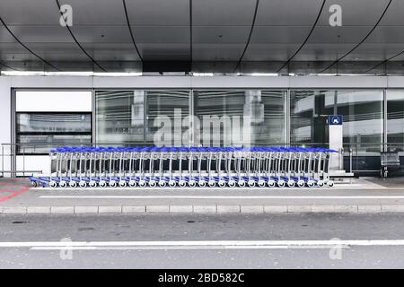 Ungenutzte Gepäckwagen am Flughafen Düsseldorf während der Corona-Krise. Stockfoto