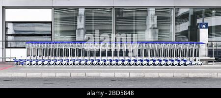 Ungenutzte Gepäckwagen am Flughafen Düsseldorf während der Corona-Krise. Stockfoto