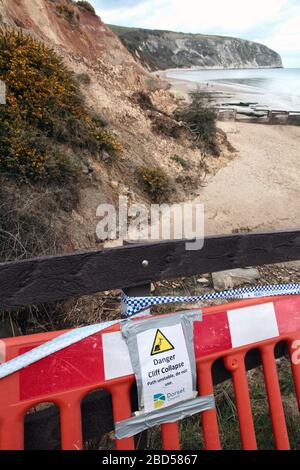 Fußweg und Strand nach mehreren Erdrutschen in North Beach Swanage Dorset, Großbritannien, April 2020 geschlossen Stockfoto