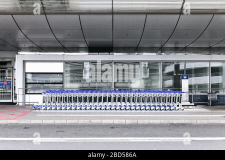 Ungenutzte Gepäckwagen am Flughafen Düsseldorf während der Corona-Krise. Stockfoto