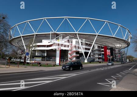 Leverkusen, Deutschland. April 2020. Die BayArena, das Stadion des Fußball-Bundesligisten Bayer 04 Leverkusen. Credit: Marius Becker / dpa / Alamy Live News Stockfoto