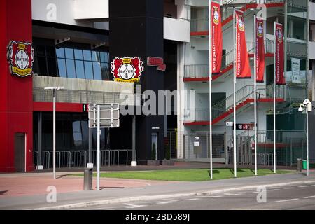 Leverkusen, Deutschland. April 2020. Fahnen fliegen vor der BayArena, dem Stadion des Fußball-Bundesligisten Bayer 04 Leverkusen. Credit: Marius Becker / dpa / Alamy Live News Stockfoto