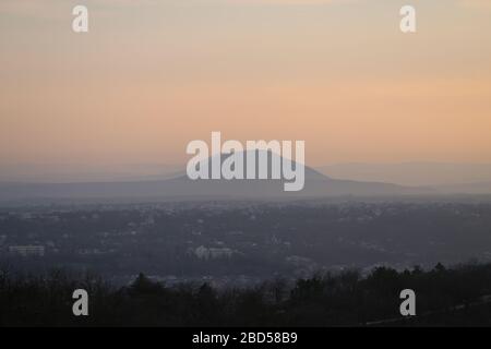 Schöne Berglandschaft Pyatigorsk bei Sonnenuntergang im Kaukasus am Abend Stockfoto