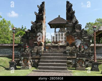 dh Pura Taman Ayun Royal Temple BALI INDONESIEN Balinesische Hindu Mengwi Tempel Garten Tor Eingang Architektur hinduismus Stockfoto