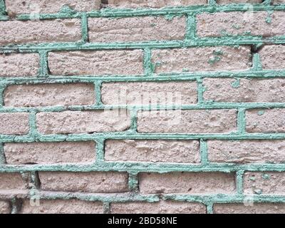 Nahaufnahme: Bruchstück der Wand aus weißem Backstein. Stockfoto