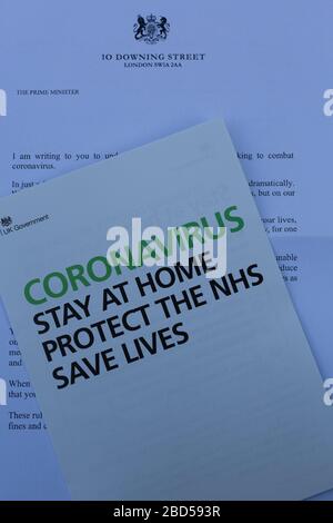 Brief und Pamphlet, die der britische Premierminister Boris Johnson zu jedem Haus in Großbritannien über die Coronavirus-Pandemie geschickt hat Stockfoto