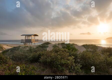 Eine Rettungsschwimmerstation in der frühen Morgensonne am Bennetts Beach, Hawks Nest an der mittleren Nordküste von New South Wales, Australien Stockfoto