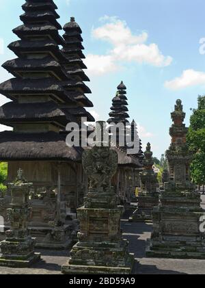 dh Pura Taman Ayun Königlicher Tempel BALI INDONESIEN Garuda-Schrein Skulptur Balinese Hindu Mengwi innere sanctum Schreine Religion pelinggih meru Türme Stockfoto