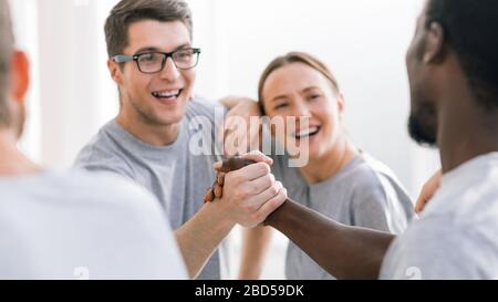 Nahaufnahme: Teilnehmer des internationalen Treffens erschüttern Stockfoto