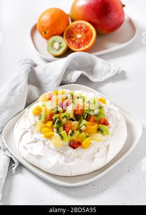 Hausgemachte Baiser-Torte mit frischem Obst. Pavlova Kuchen, traditionelle australische Dessert. Selektiver Fokus. Stockfoto