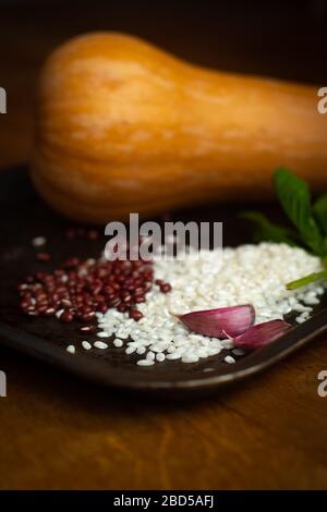 Zutaten für Butternut Squash Risotto in einer rustikalen Küche Stockfoto